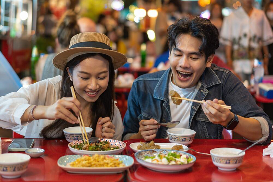 Making the most of their overnight stay in Bangkok! Guests savoring authentic Isan street food and cold local beers on our private 3-hour evening food tour. Cruise ship passengers enjoying an authentic Isan street food dinner on a private Bangkok food tour during an overnight stay in Bangkok Thailand