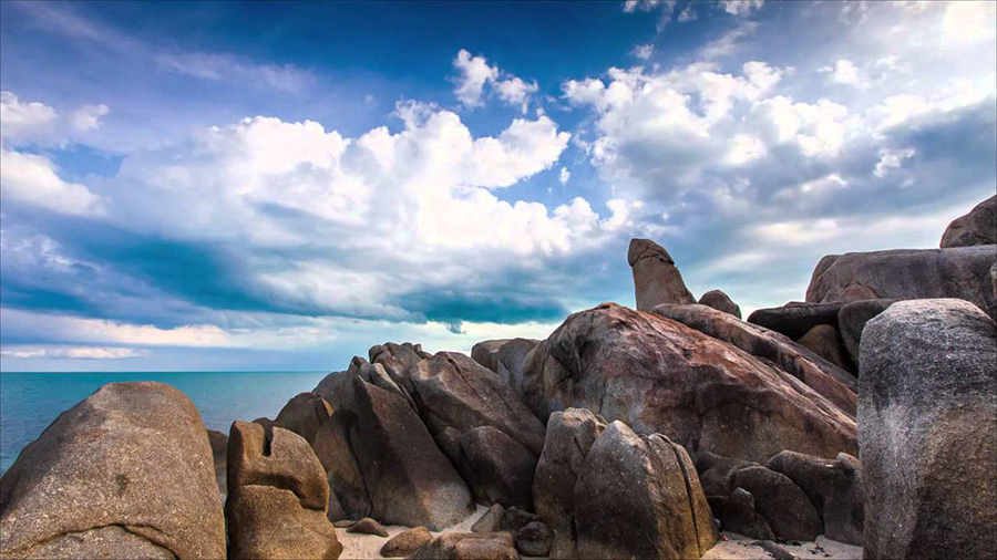 Marvel at the legendary, natural granite formations of Hin Ta & Hin Yai along Lamai Beach! Uncover Koh Samui’s most famous coastal landmark. Grandfather and Grandmother rocks Hin Ta and Hin Yai in Koh Samui