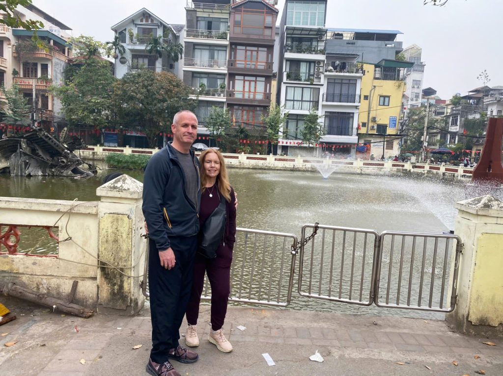 Viewing the B-52 wreckage in Huu Tiep Lake: history integrated into Hanoi life. Guests observing the B-52 bomber wreckage in Huu Tiep Lake, Hanoi.