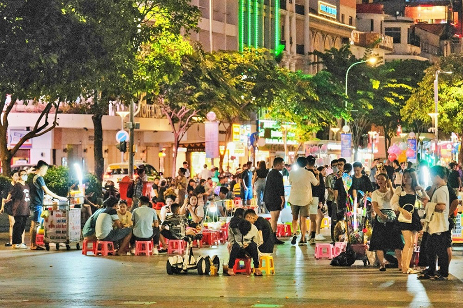 Nguyen Hue Walking Street has something to offer for every street food lover Nguyen Hue Walking Street has something to offer for every street food lover