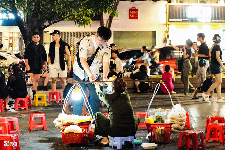 With a diverse range of culinary experiences available, Nguyen Hue Walking Street is highly regarded by foodies and locals alike Street food in Nguyen Hue street