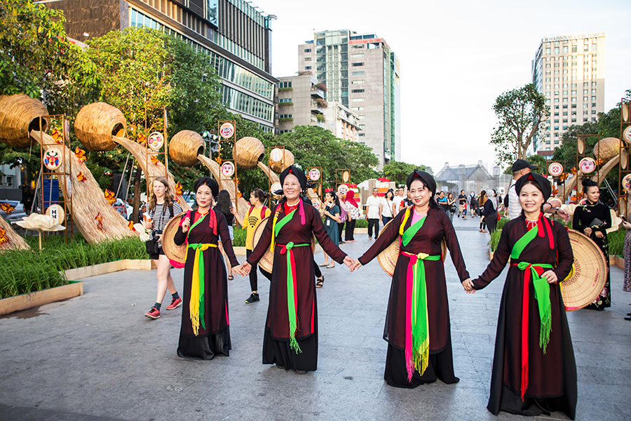 Visitors are greeted with amazing street performances when visiting Walking Street Saigon Visitors are greeted with amazing street performances when visiting Walking Street Saigon