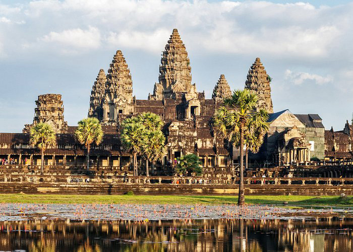 xperience the majestic Angkor Wat, Cambodia’s ancient wonder and spiritual heart. Angkor Wat temple complex in Siem Reap, Cambodia, part of a Vietnam and Cambodia tour.
