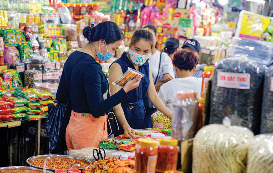 Discover the vibrant local life at Hue’s historic Dong Ba Market. The bustling interior of Dong Ba Market, showing many stalls and shoppers.