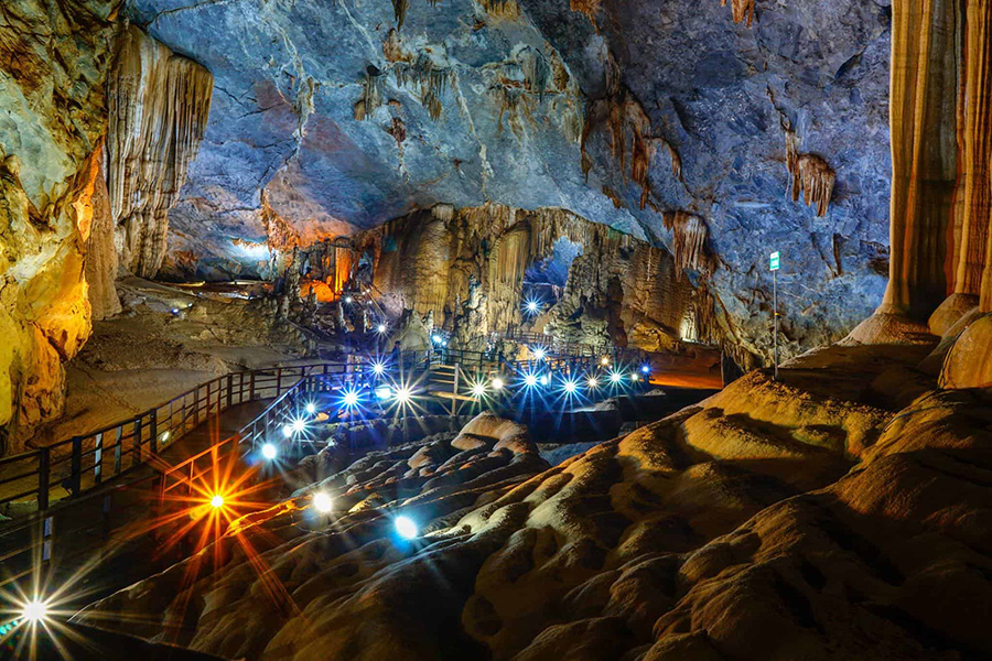 Paradise Cave: A surreal underground palace of magnificent stalactites and ancient stalagmites. The vast interior of Paradise Cave, showing the beautiful stalactites and stalagmites.